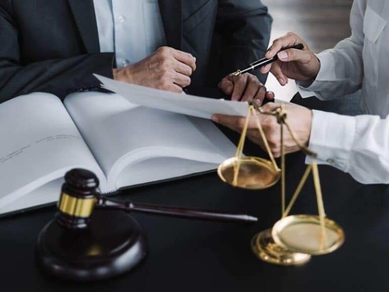 עורך דין צווארון לבן