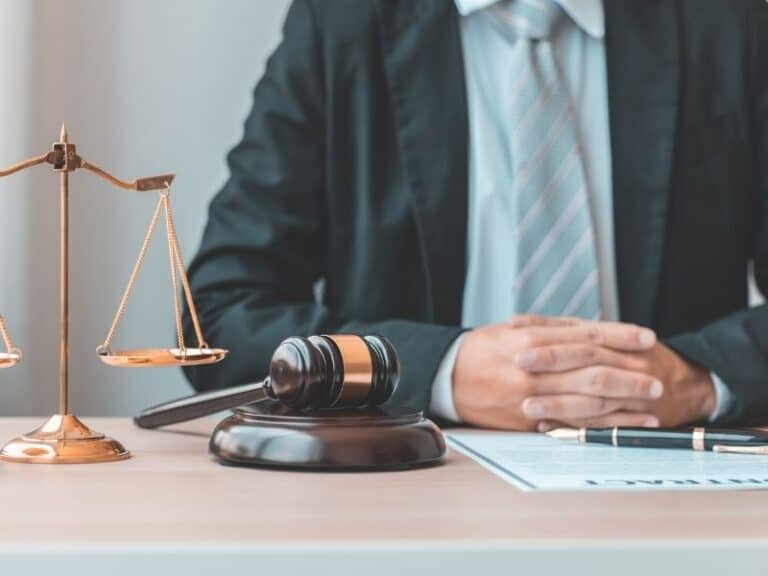 שימוש במידע פנים