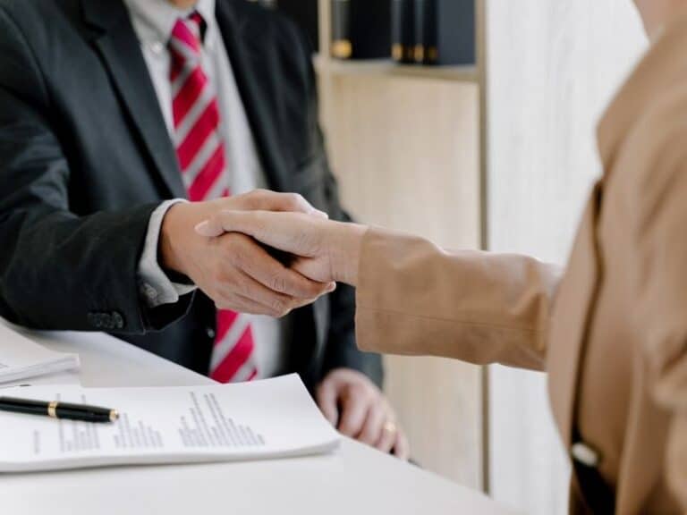 מה הסיכון האמיתי בעבירת שוחד ואיך מתמודדים איתה