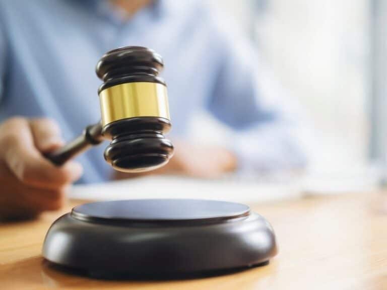 האם הונאה עסקית תמיד נחשבת לעבירה פלילית