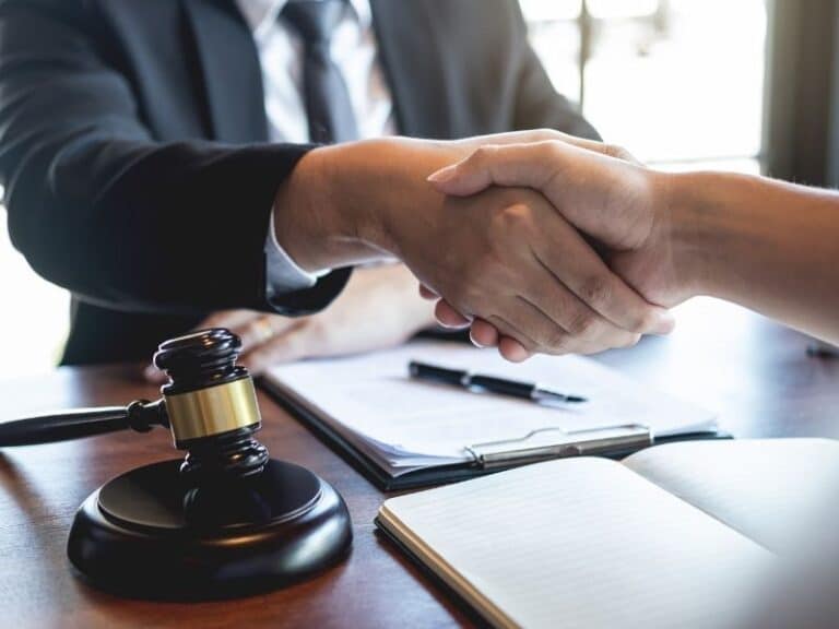 מה עושים כשמעקלים שכר עבודה?