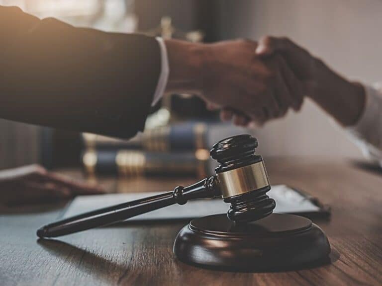 איך מוכיחים קשר סיבתי בין טיפול לנזק?