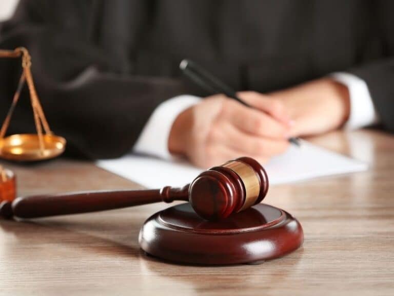 מה הסיכון בחתימה על טופס הסכמה לפני ניתוח?