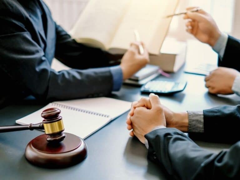 איך מגישים תביעה נגד קבלן על נזקי רטיבות?