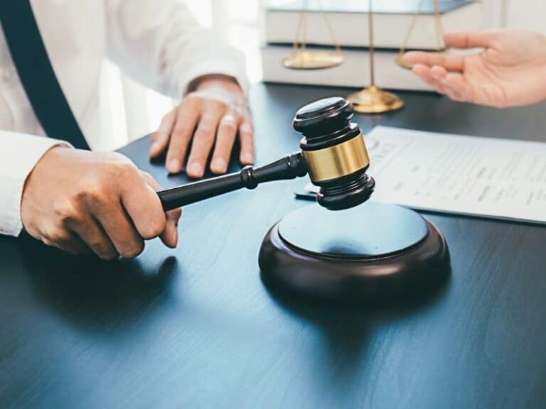 איך מגישים תביעה אונליין בלי טפסים פיזיים?