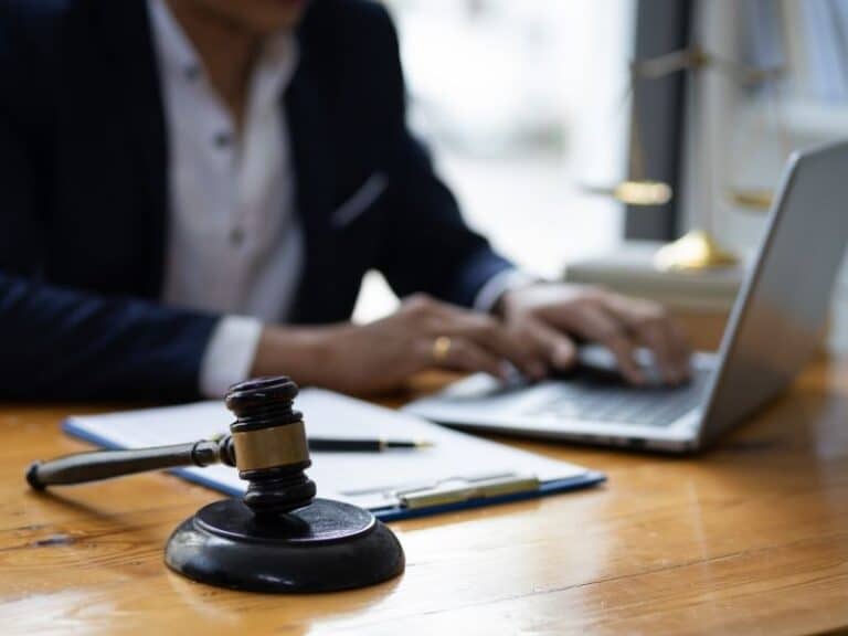 מה ההבדל בין בוררות רגילה לבוררות מואצת?