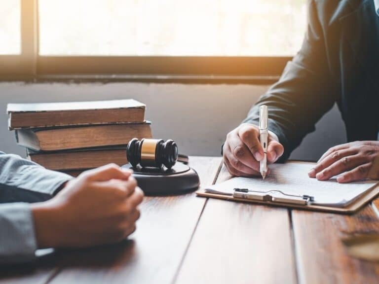 איך לנסח סעיף בוררות בחוזה עסקי?