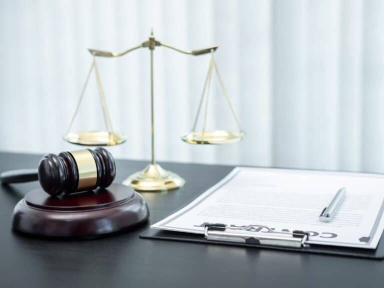 מה צריך לדעת על הוצאות משפט ואגרות לפני הגשת תביעה?