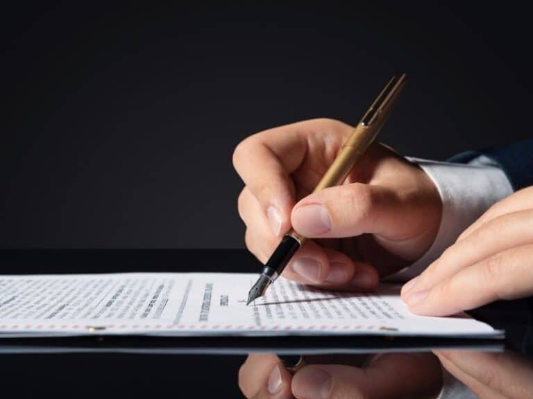 מה קורה כשצד מפר פסק דין אזרחי קיים?