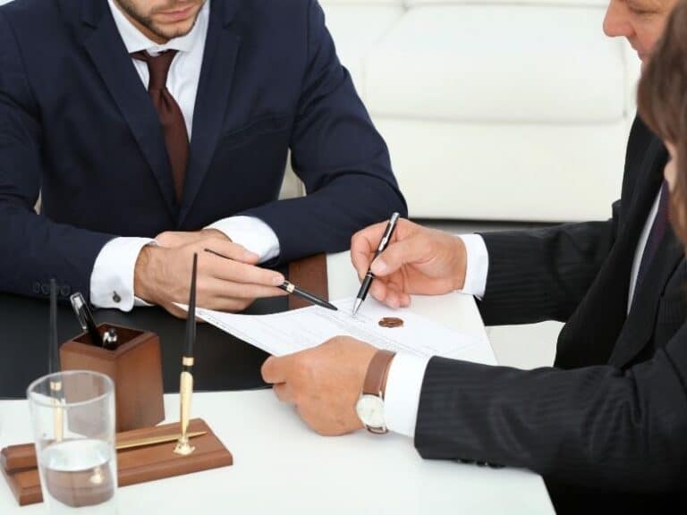 איך מגישים בקשה לעיון מחדש בהחלטת בית משפט?