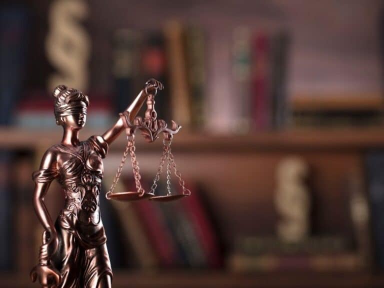 מה הסיכונים בפתיחת חשבון נאמנות במדינה זרה לצורכי השקעה?