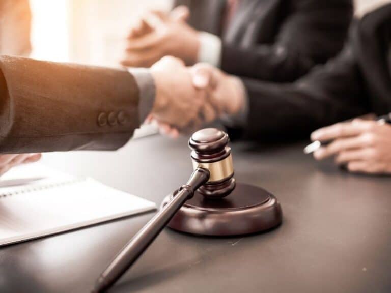 איך פועלים כשמוגש נגדך כתב אישום על החזקת סם לשימוש עצמי?