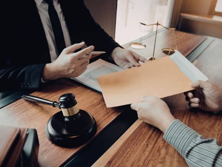 איך פועלים כשנפגעתי בתאונת דרכים בעבודה?