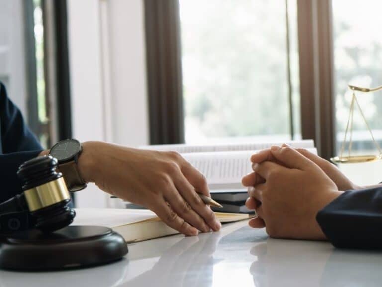 איך פועלים במקרה של הטרדה מינית בעבודה?